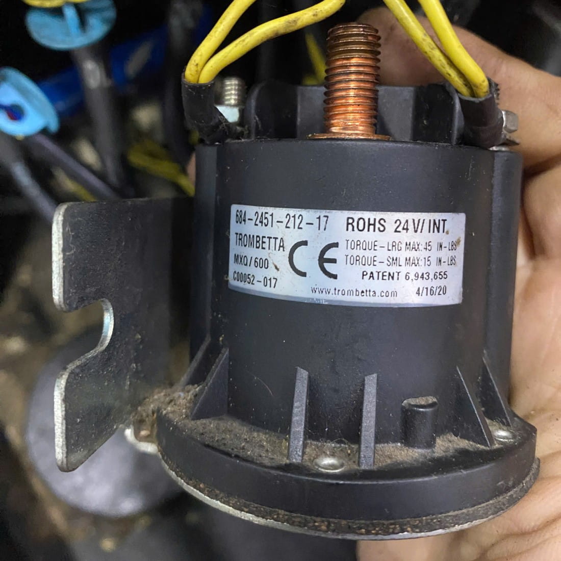 Contactor xe nâng hư hỏng do cháy tiếp điểm trong cuộn coil