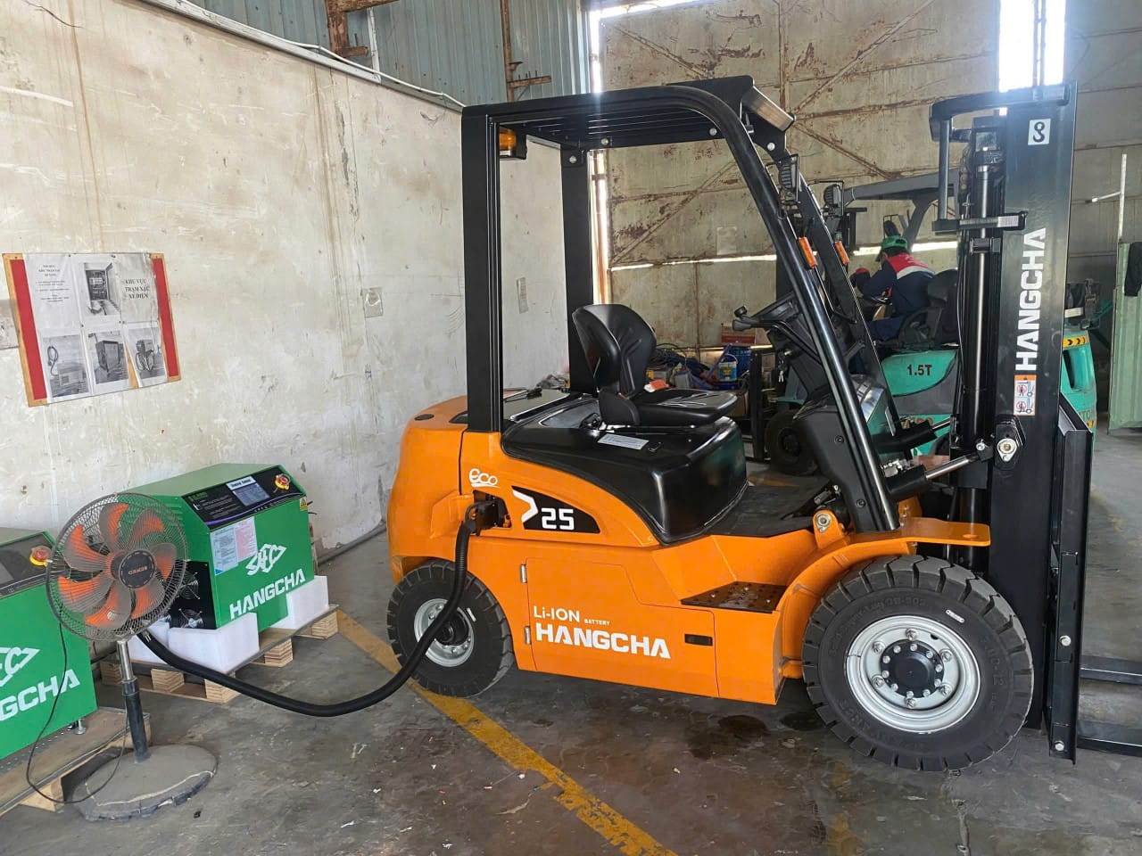 Hình ảnh thực tế khách hàng sử dụng sạc xe nâng Titans