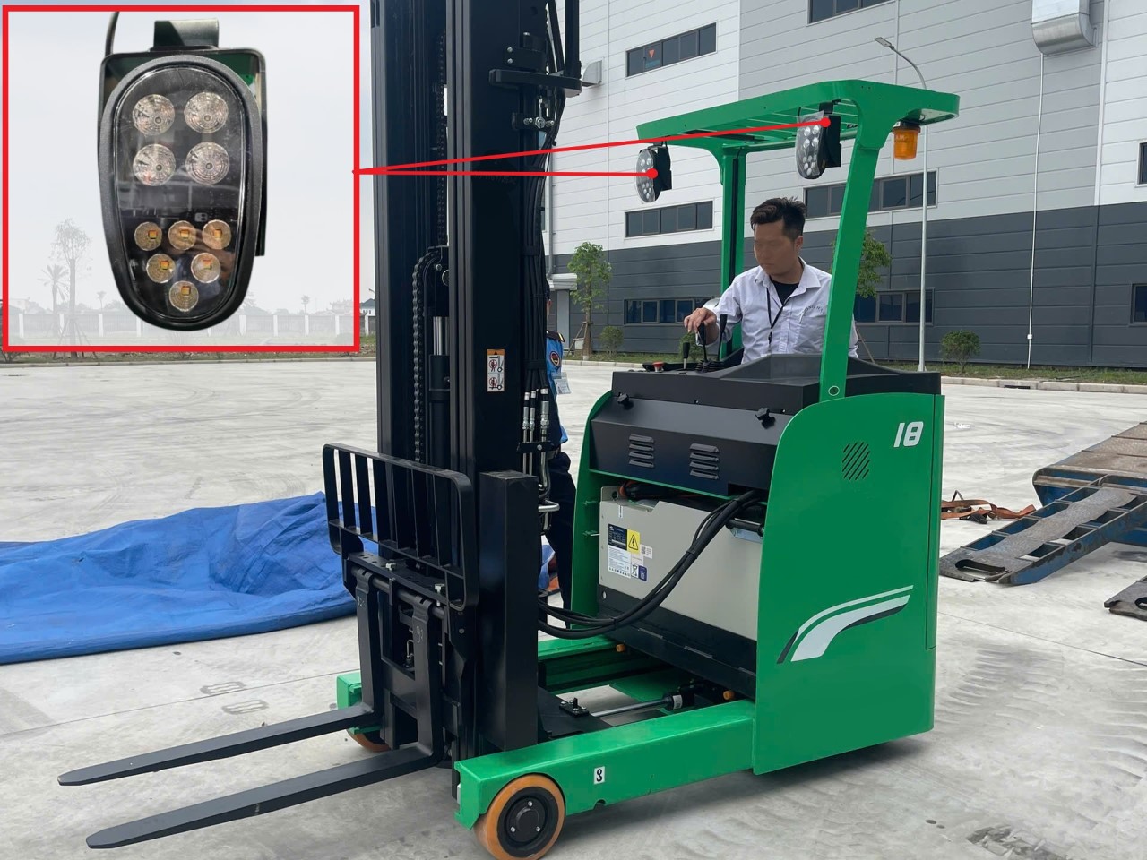 Vị trí lắp đèn pha LED xe nâng Reach truck 12-24V đen pha siêu sáng, công nghệ 6 lõi led công suất cao, tản nhiệt nhôm siêu dầy, trọng lượng 1.05kg.
