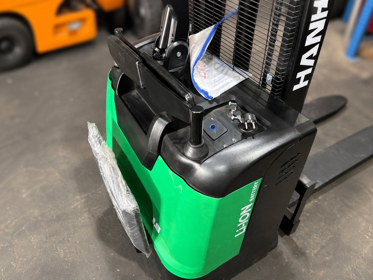 Xe nâng tay điện tầm cao 1.5 tấn Hangcha CDD15-WHL-I – xe nâng pallet vận hành đứng lái, sử dụng pin lithium.