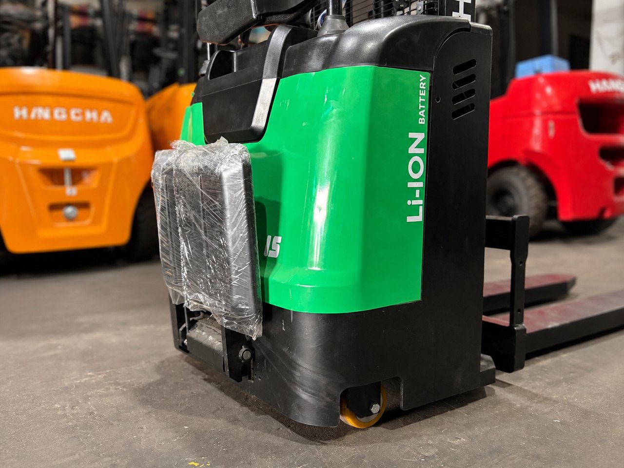 Xe nâng tay điện tầm cao 1.5 tấn Hangcha CDD15-WHL-I – xe nâng pallet vận hành đứng lái, sử dụng pin lithium.