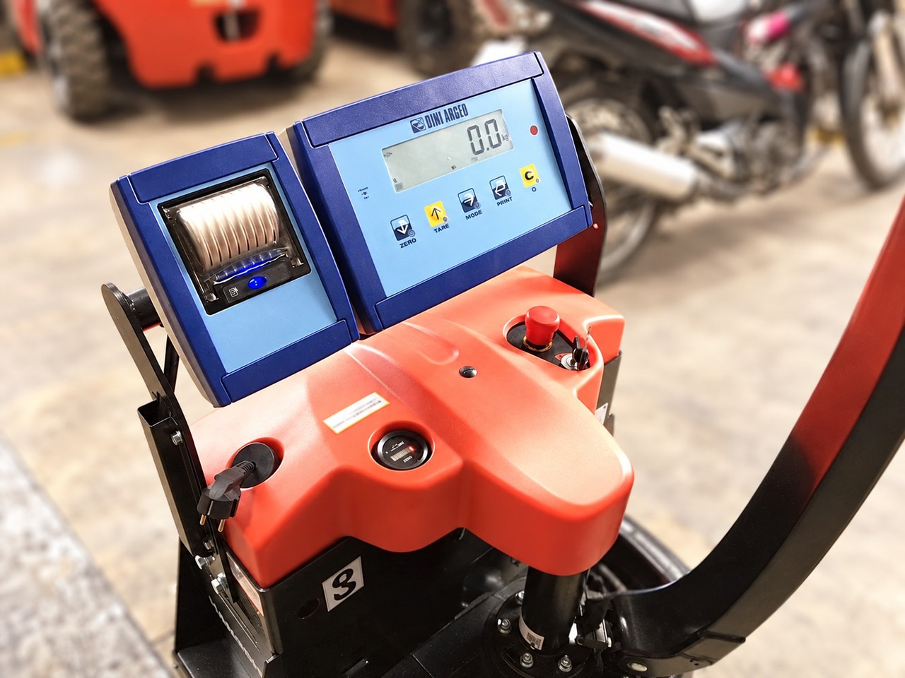Xe nâng tay điện trang bị cân điện tử