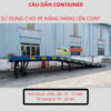 Cầu dẫn xe nâng (hay còn gọi là cầu đóng hàng lên container) là thiết bị kết nối trực tiếp giữa sàn kho hoặc mặt đất với sàn xe container, cho phép xe nâng chạy thẳng vào thùng xe để bốc dỡ hàng hóa một cách nhanh chóng và an toàn