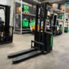 Xe nâng tay điện tầm cao 1.5 tấn Hangcha CDD15-WHL-I – xe nâng pallet vận hành đứng lái, sử dụng pin lithium.