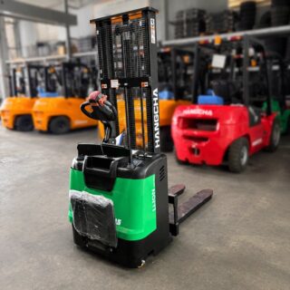 Xe nâng tay điện tầm cao 1.5 tấn Hangcha CDD15-WHL-I – xe nâng pallet vận hành đứng lái, sử dụng pin lithium.