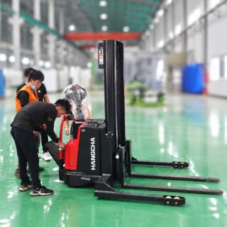 Xe nâng chân rộng 1.4 tấn đứng lái Hangcha CTD14-AC2S