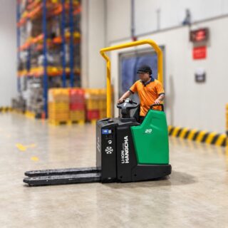 Xe nâng tay điện đứng lái 2 tấn Hangcha CBD20-AC2S-ISU - dòng Rider đứng lái có khoang lái